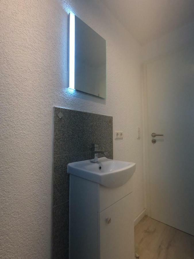 Moderne helle 2,5 Zimmer Wohnung mit großem Bad und Küche in Trossingen Exterior foto