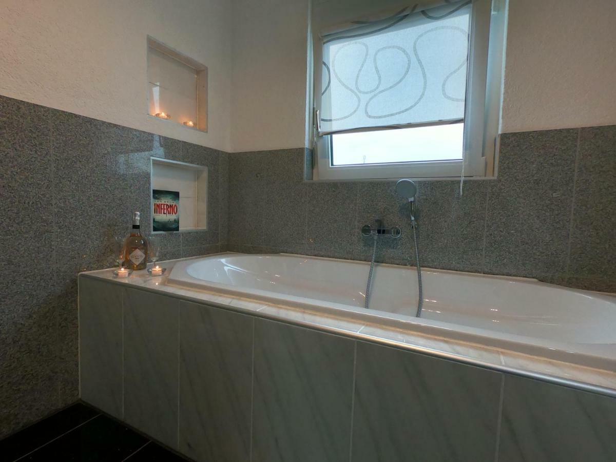 Moderne helle 2,5 Zimmer Wohnung mit großem Bad und Küche in Trossingen Exterior foto