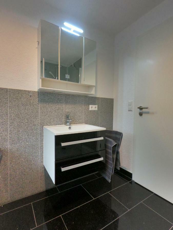 Moderne helle 2,5 Zimmer Wohnung mit großem Bad und Küche in Trossingen Exterior foto